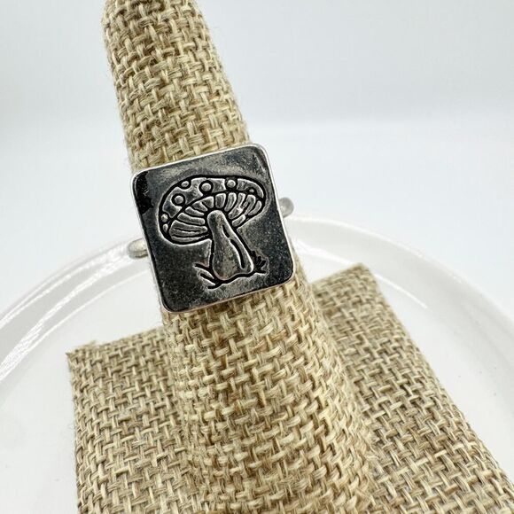 Vintage Engraved Mushroom Ring Fairycore Statement Retro Charm Cottage - Picture 6 of 8